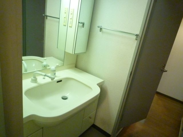 Other Equipment. Wash basin equipped.