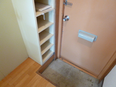 Entrance. Entrance refreshing because there is a shoebox