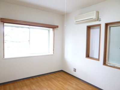 Living and room. Sufficient space to the size is living alone