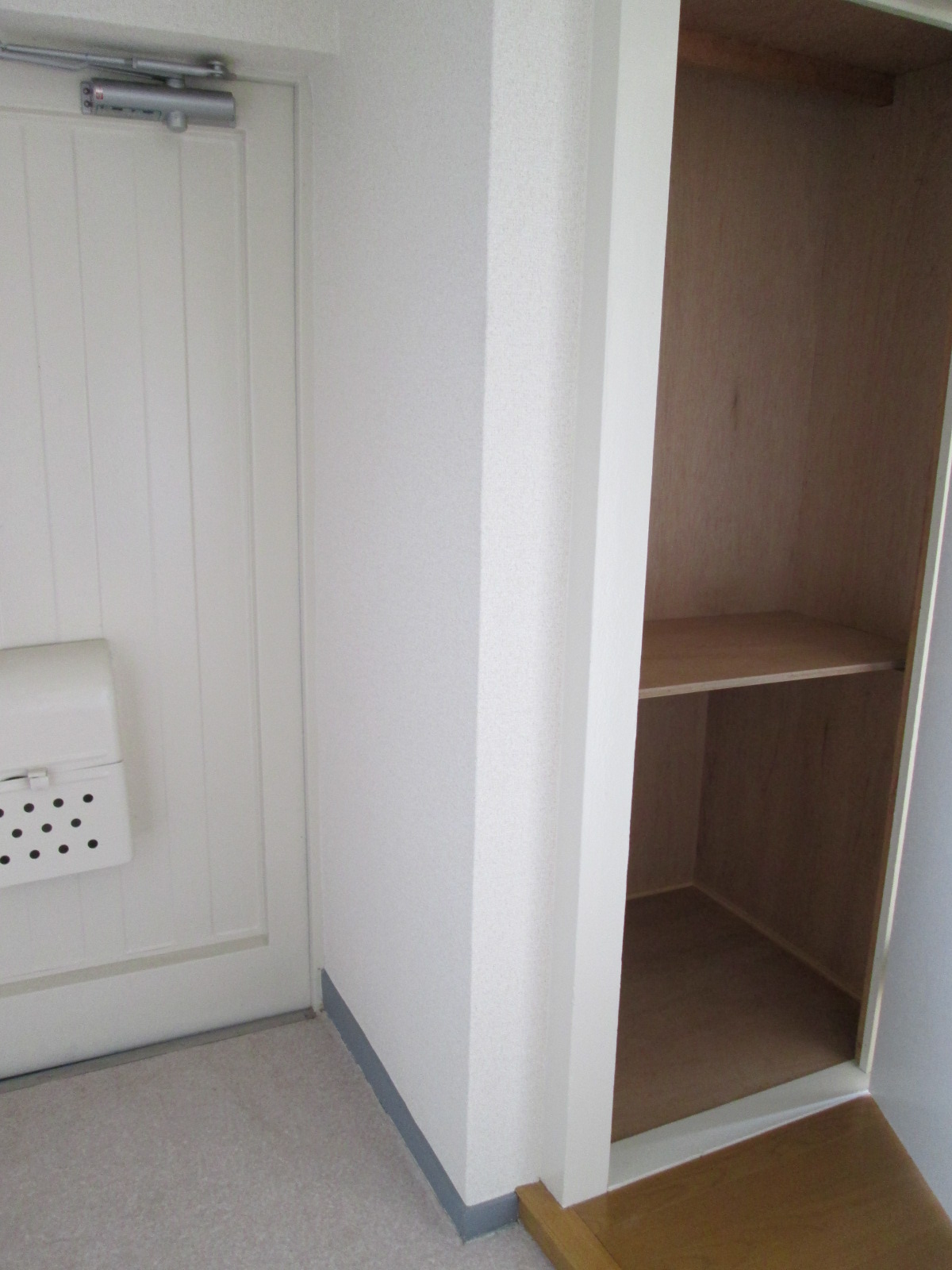 Receipt. Entrance side of the housing