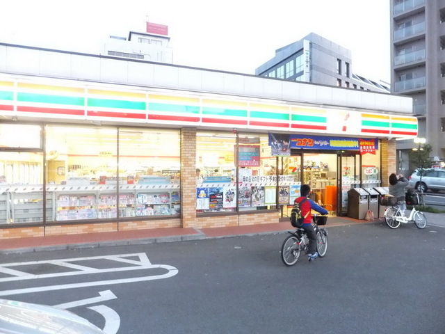 Convenience store. 290m to Seven-Eleven (convenience store)
