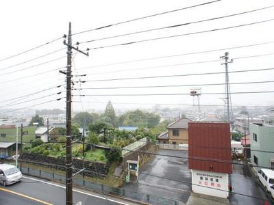 View. Position next to the tenants of the building and the eyes do not match the room