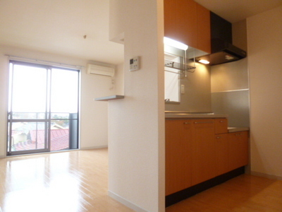 Kitchen. Stylish counter kitchen! You can dishes while watching TV!