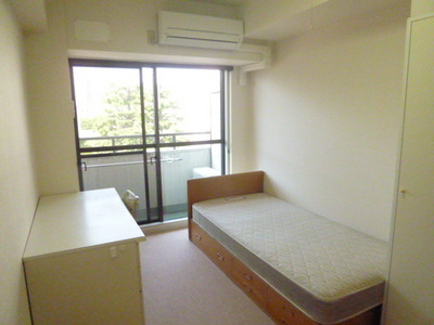 Living and room. Furnished Air conditioning is also equipped. (women only)