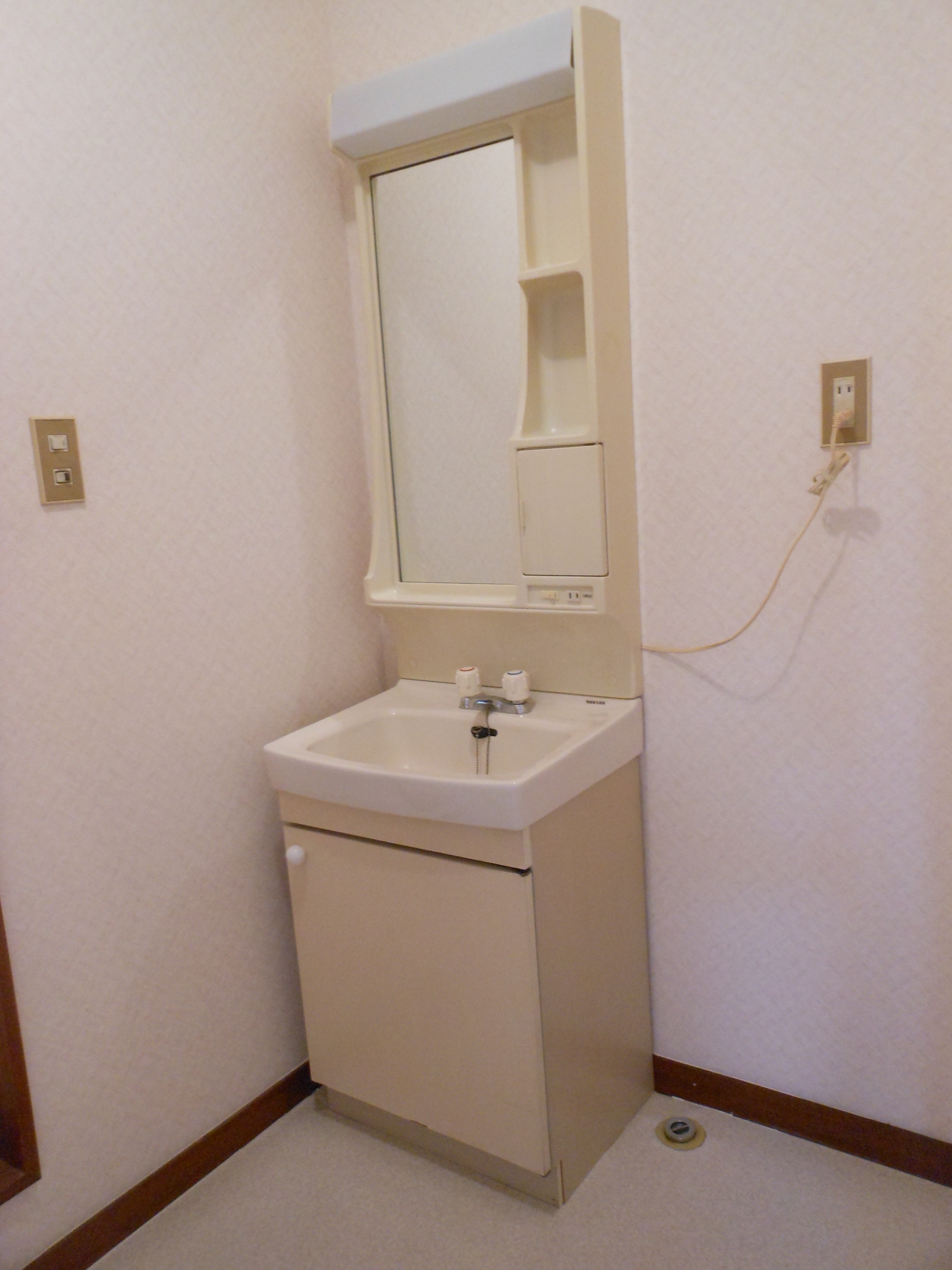 Washroom. Independent sink and washing machine inside the room ☆