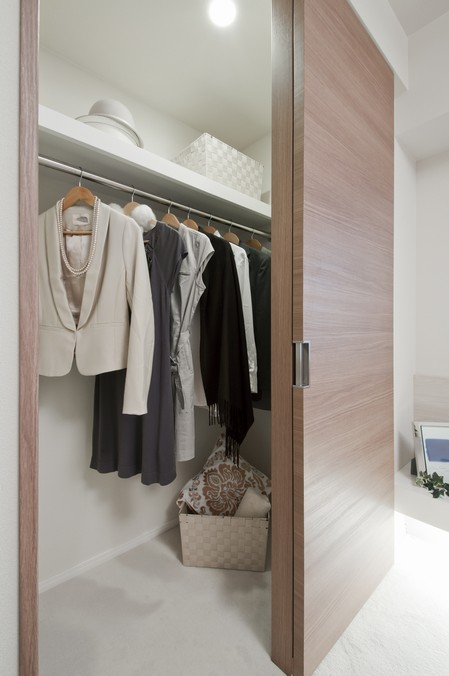 Directions to the model room (a word from the person in charge)