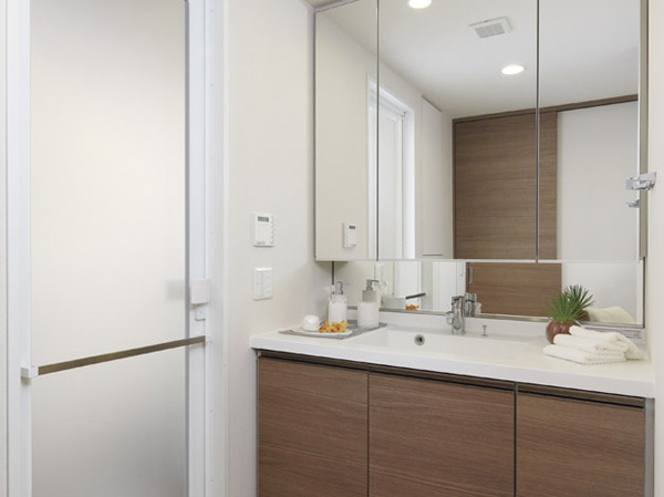 Bathing-wash room.  [Vanity room] Water around the space trappings of fresh refresh time. Basin counter of artificial marble adopts bowl-integrated. Without seam in the counter, It is also easy daily care.