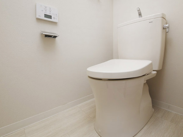 Bathing-wash room.  [Toilet with hot-water heating toilet seat] The toilet has adopted a remote control that can be hot-water heating toilet seat with toilet. It will produce a clean space with a deodorizing function. Also, To reduce the standby power about 62% or more in the power-saving function of heating toilet seat such as compared to conventional products. Also, Also water-saving about 70 percent in water-saving. Furthermore, Firmly washed with tornado cleaning.  ※ Figures published values ​​of TOTO (Ltd.). Power saving is launched products of up to 2002, Water-saving comparison with the sale of up to 2001 products (large 13L).