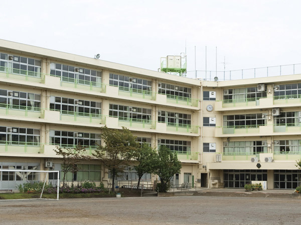 Surrounding environment. Municipal Tsukushino junior high school (about 1200m ・ A 15-minute walk)