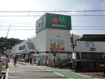 Supermarket. Maruetsu to (super) 1510m