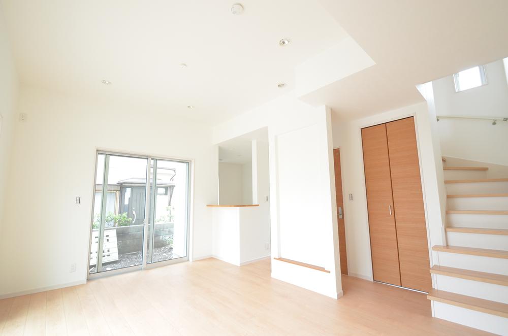 Living. We are living with a feeling of opening of the ceiling height of 2.8m ☆