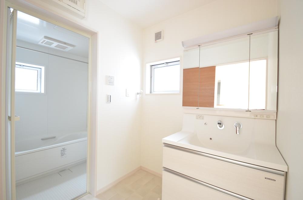 Wash basin, toilet. Wash basin of three-sided mirror is a lot of storage convenient ☆