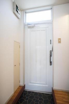 Entrance. Refreshing at any time is the entrance because there is a shoebox.