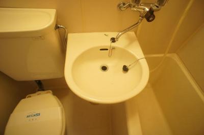 Washroom. To shower faction, Easy-to-use unit bus. Also equipped with wash basin.