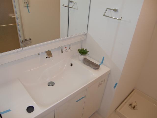 Wash basin, toilet
