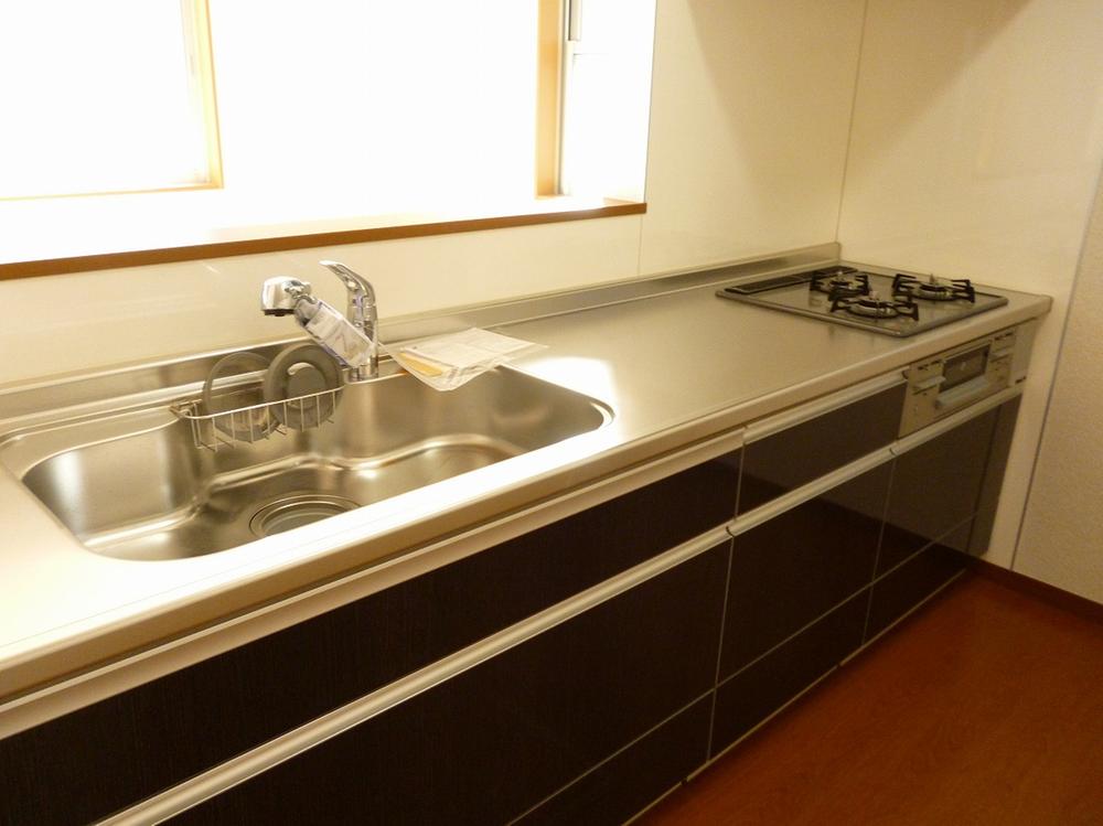 Same specifications photo (kitchen). Face-to-face kitchen, you can enjoy a conversation with your family while cooking