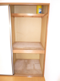 Living and room. Western-style 6 Pledge (storage)