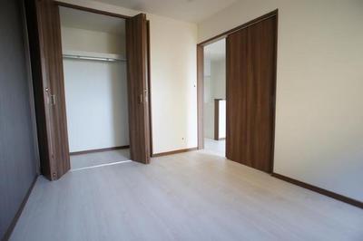 Living and room. White floors and black accent Cross will produce a stylish space!