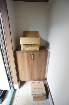 Entrance. Neat entrance at any time because there is a shoebox of a large capacity!