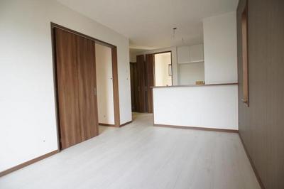 Living and room. White floors and black accent Cross will produce a stylish space!