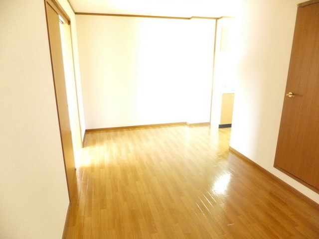 Other room space. ☆ Wide bright dining ☆