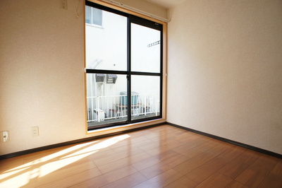 Living and room. Optimal size is to live alone, Enough space be placed bet