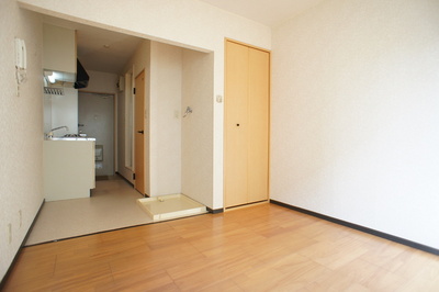 Living and room. Optimal size is to live alone, Enough space be placed bet