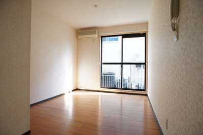 Living and room. Optimal size is to live alone, Enough space be placed bet