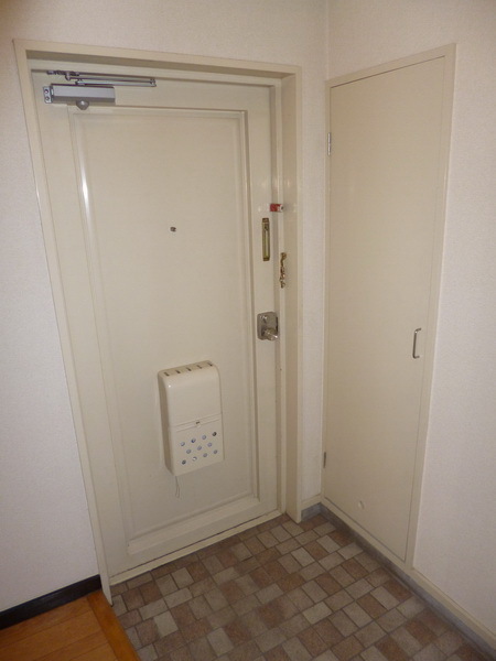 Entrance.  ☆  There cupboard  ☆