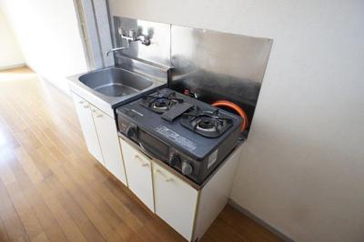 Kitchen. Ease dishes in the two-burner stove Installed