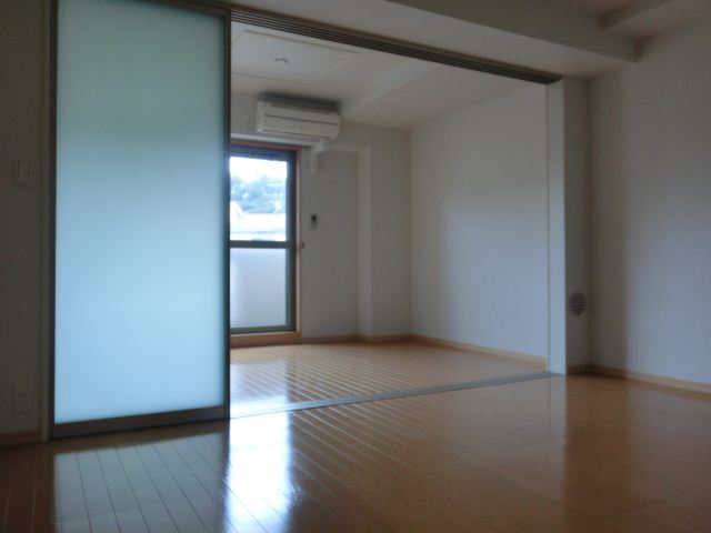 Living and room. Spacious living room is attractive