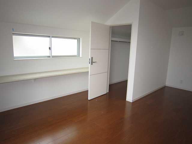 Non-living room. Counter adjacent to the There is a walk-in closet