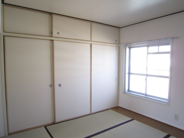 Living and room. Housed plenty of north Japanese-style room