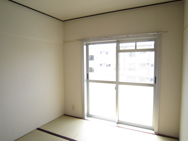 Living and room. Bedroom ・ Optimum south Japanese-style room in the drawing-room