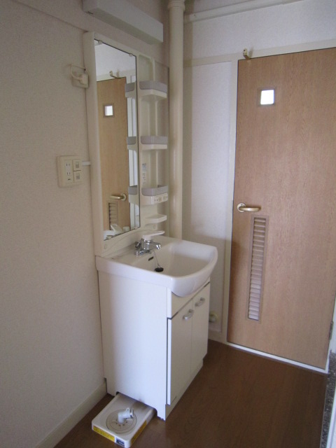Washroom. Wash basin ・ Washing machine Storage