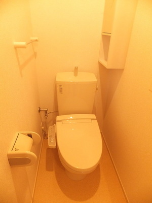 Toilet. Bidet ・ There is a shelf