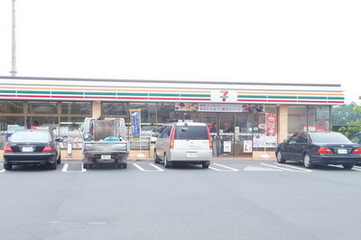 Convenience store. 700m to Seven-Eleven (convenience store)