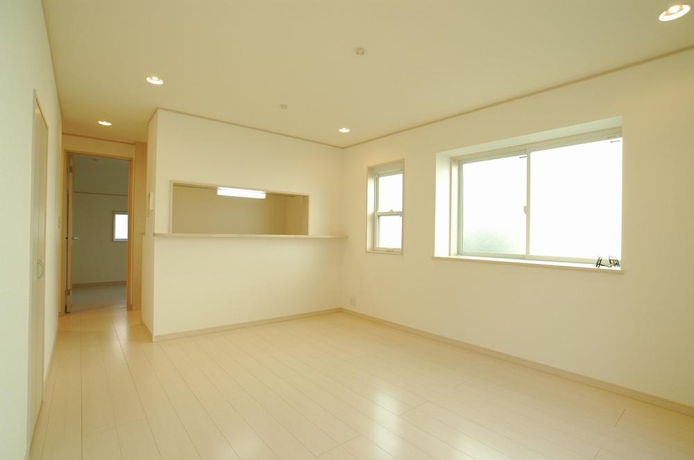 Same specifications photos (living). White is a bright shade of living that was the keynote ☆