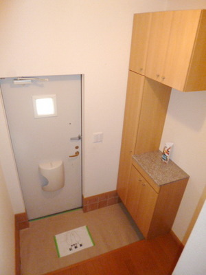 Entrance. Entrance neat with a shoebox