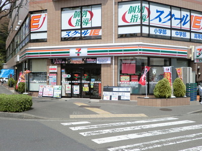 Convenience store. 4500m to Seven-Eleven (convenience store)