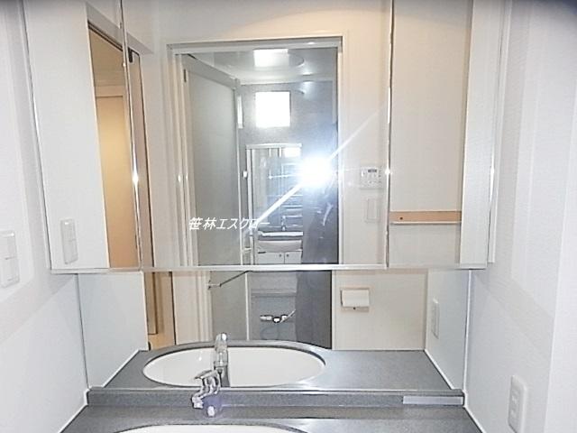 Wash basin, toilet
