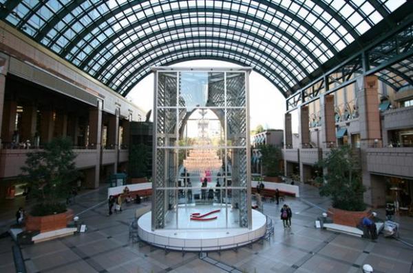 Shopping centre. To Ebisu Garden Place 400m