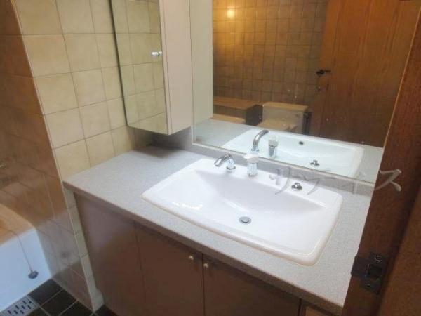 Wash basin, toilet