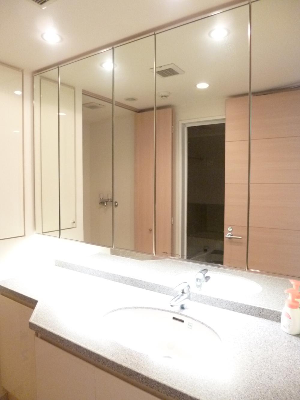 Wash basin, toilet. Indoor (January 2013) Shooting