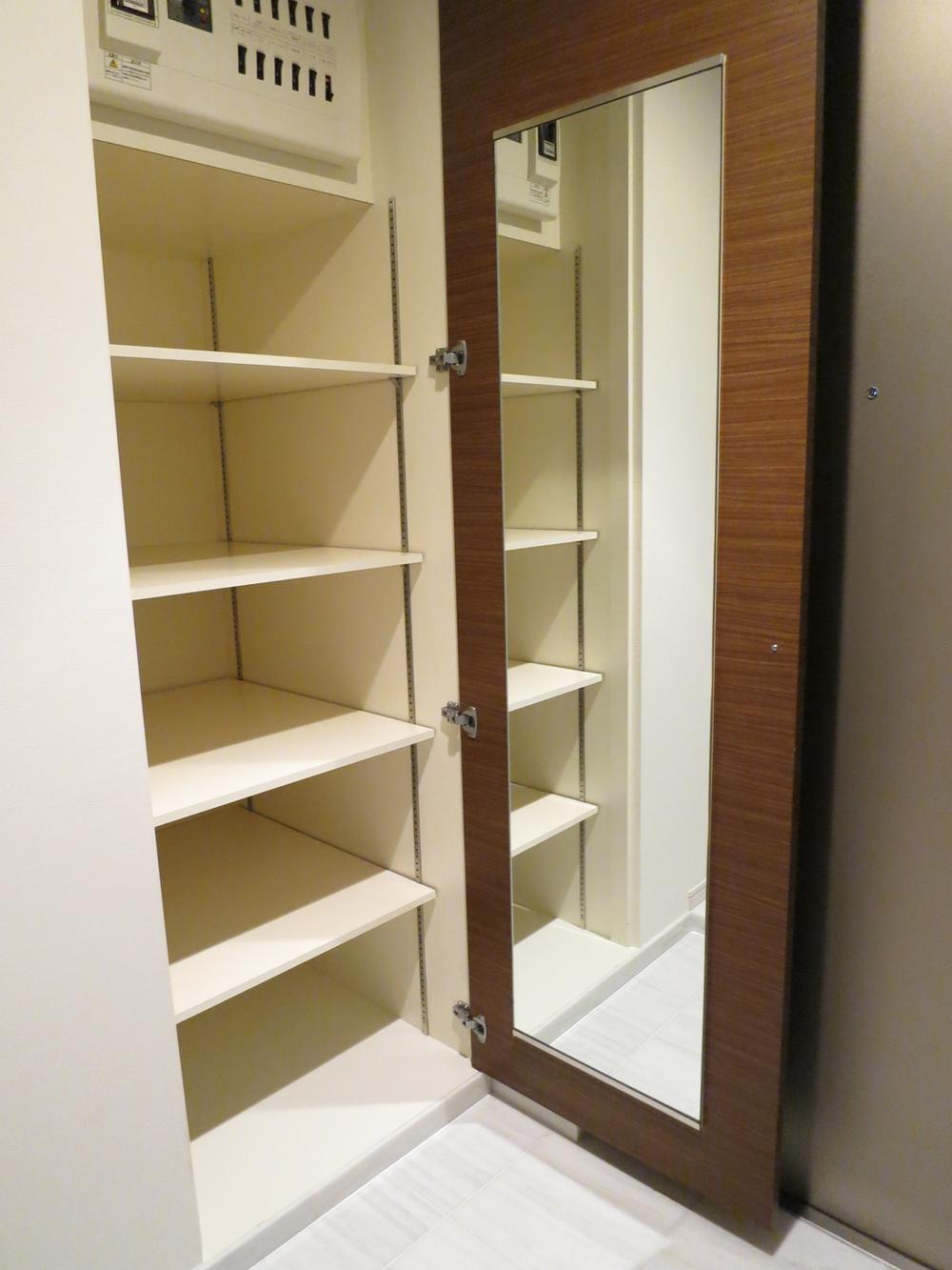 Entrance. ☆ Cupboard ☆