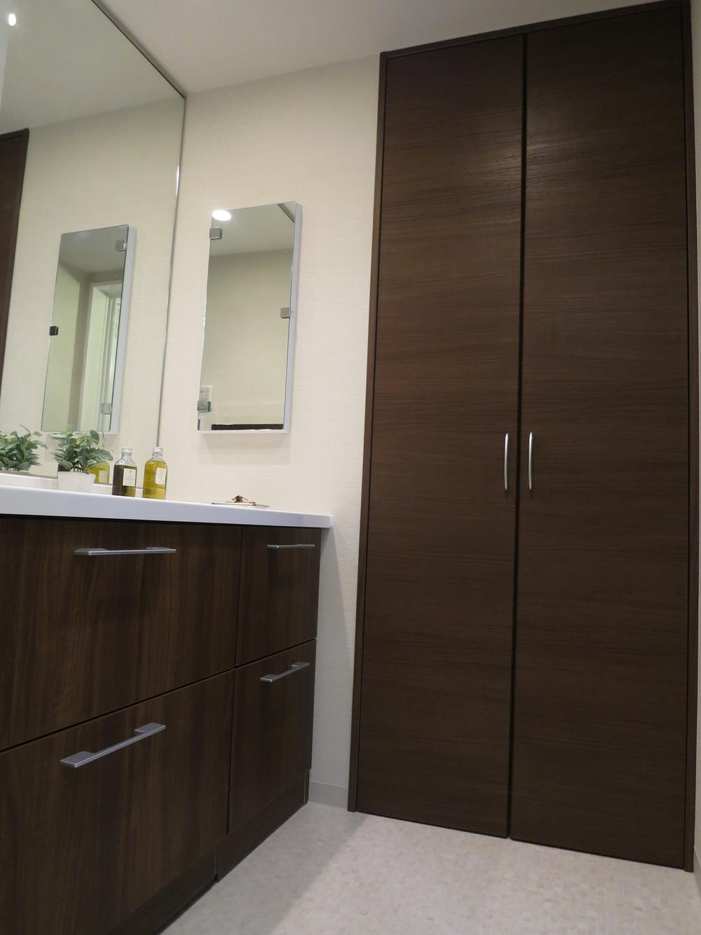 Wash basin, toilet. ☆ Washroom ☆