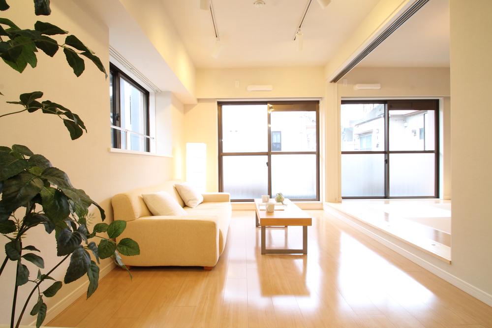 Living. Open living dining corner dwelling unit unique. For day is good south-facing, To a more spacious space when open the partition. Indoor (11 May 2013) Shooting