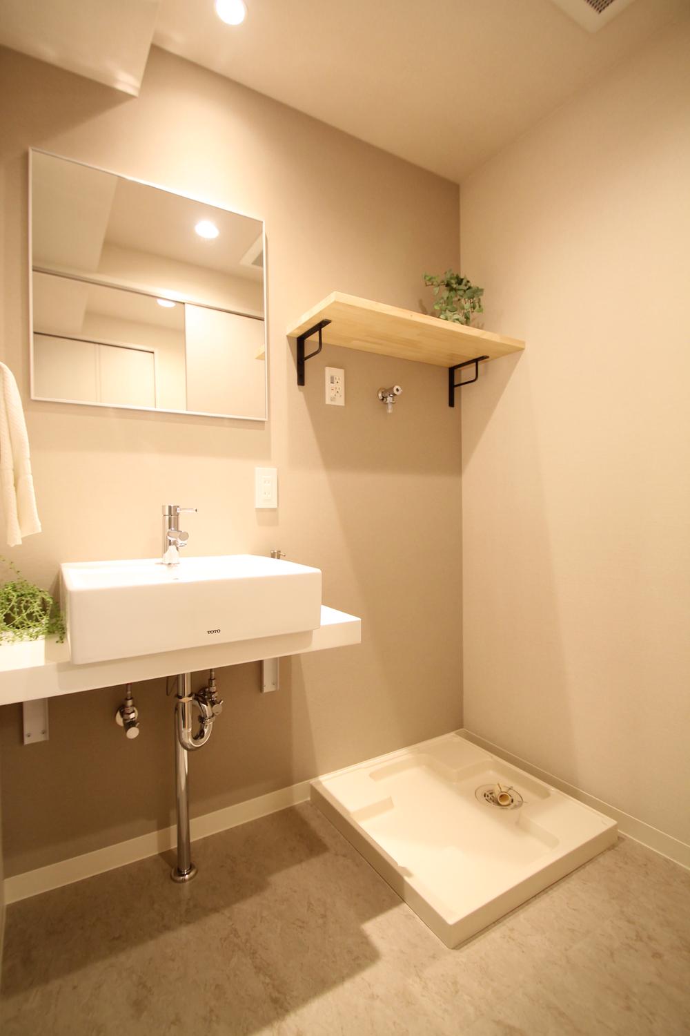 Wash basin, toilet. Design with excellent sanitary space. It features spacious use point than because it has adopted a sliding door.