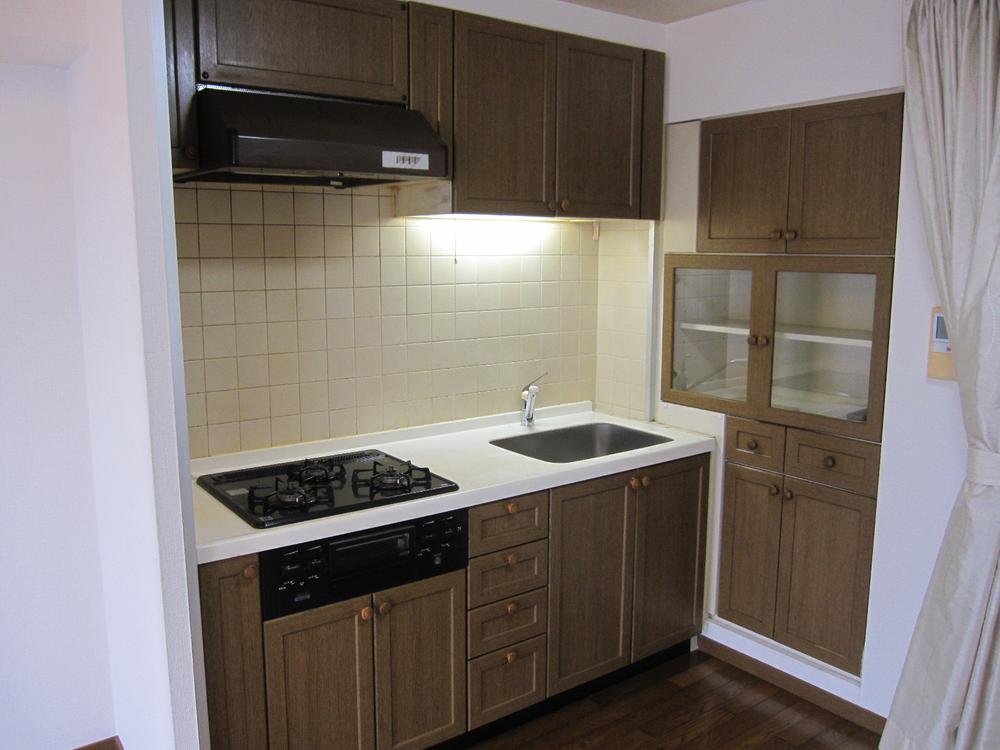 Kitchen. System kitchen and built-in cupboards (exchange in 2012 glass top stove)
