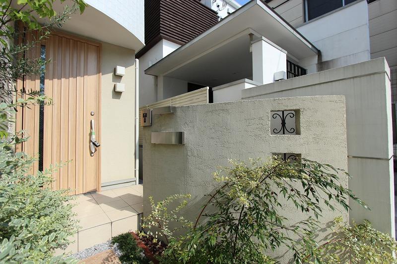 Local appearance photo. Favorite nameplate will decorate.